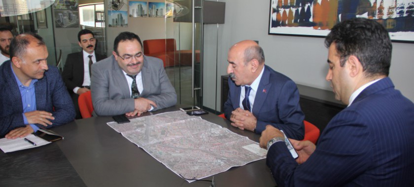 Çevre ve Şehircilik Bakanlığı Müsteşar Yardımcısı Mücahit DEMİRTAŞ, Çevre ve Şehircilik İl Müdürü Dr. Av. Veli BÖKE ve KİPTAŞ Genel Müdürü İsmet YILDIRIM, Fikirtepe'deki İrtibat Ofisi'nde bir araya geldi.