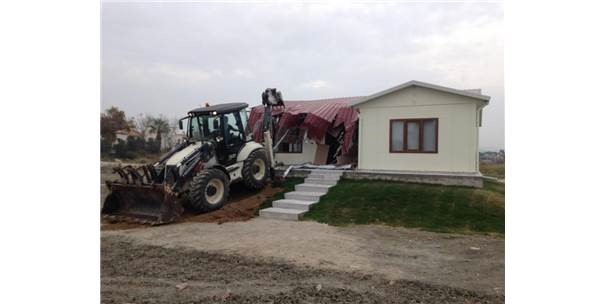 Bilmis Cocuk Kucuk Kepce Ve Arkadasi Traktor Nin