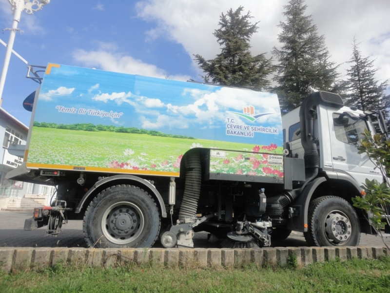 Suluova İlçe Belediye Başkanlığına Vakumlu Yol Süpürme Aracı Teslim Edilmiştir.