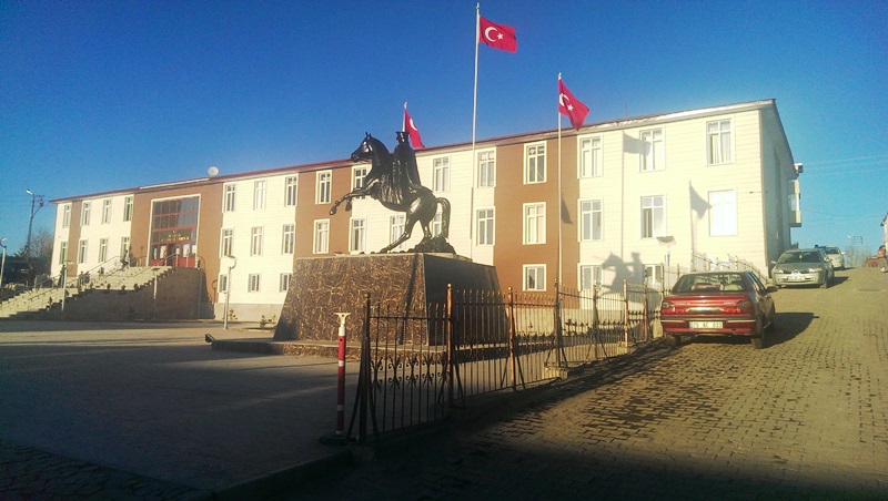 HANAK HÜKÜMET KONAĞI DIŞ CEPHE KAPLAMA VE ÇEVRE DÜZENLEMESİ YAPIM İŞİ TAMAMLANMIŞTIR