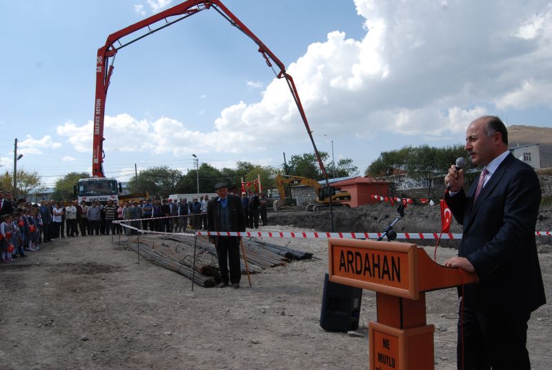 VALİMİZ ARDAHAN SULAKYURT KÖYÜNDE 100. YIL İLKÖĞRETİM OKULUNUN TEMELİNİ ATTI