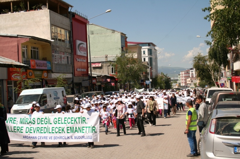 DÜNYA ÇEVRE GÜNÜ ARDAHAN ÇEVRE VE ŞEHİRCİLİK İL MÜDÜRLÜĞÜNCE ÇEŞİTLİ ETKİNLİKLERLE KUTLANDI