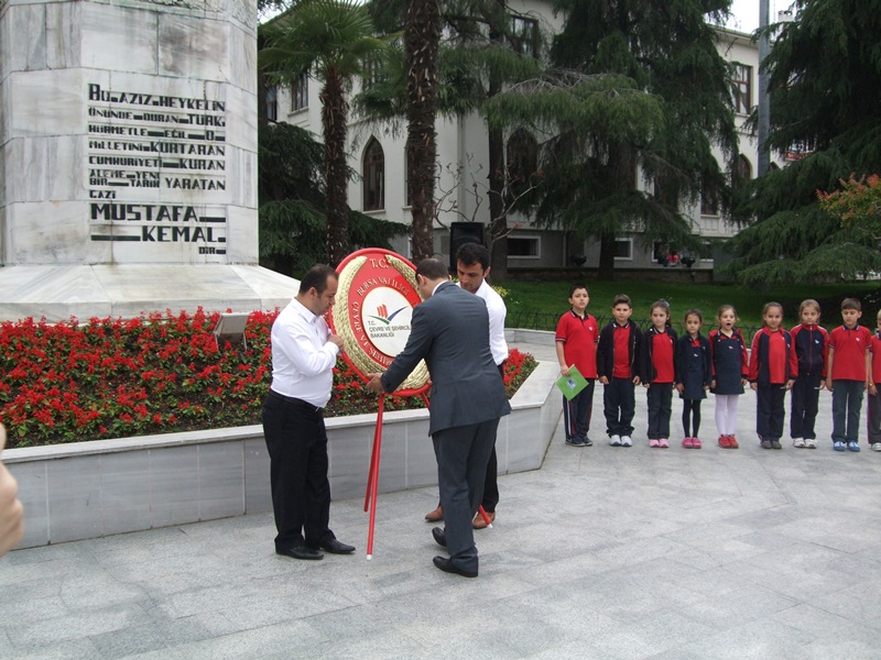 ÇELENK SUNMA TÖRENİ YAPILDI