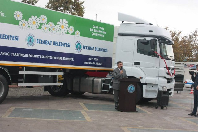 Çevre ve Şehircilik Bakanlığı, Belediyemize 600 bin lira değerinde iki temizlik aracı hibe etti.