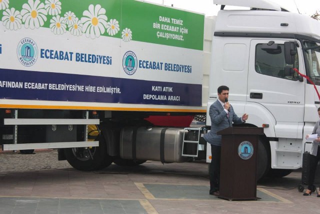 Çevre ve Şehircilik Bakanlığı, Belediyemize 600 bin lira değerinde iki temizlik aracı hibe etti.