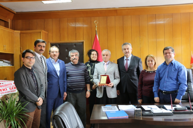 Emekliye Ayrılan Personelimiz Şoför Hamdi UZUN' a İl Müdürümüz Suat ATMACA Tarafından Plaket Verildi.