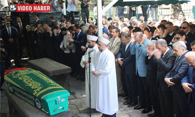 Çevre ve Şehircilik Bakanımız Sayın Mehmet ÖZHASEKİ' nin Annesi Vefat Etmiştir.