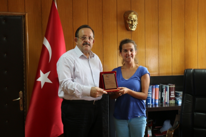 Tayini Çıkan Personelimiz Jeofizik Mühendisi Filiz ERGÜN' e İl Müdürümüz Seyitahmet SANCAK Tarafından Plaket Verildi. 