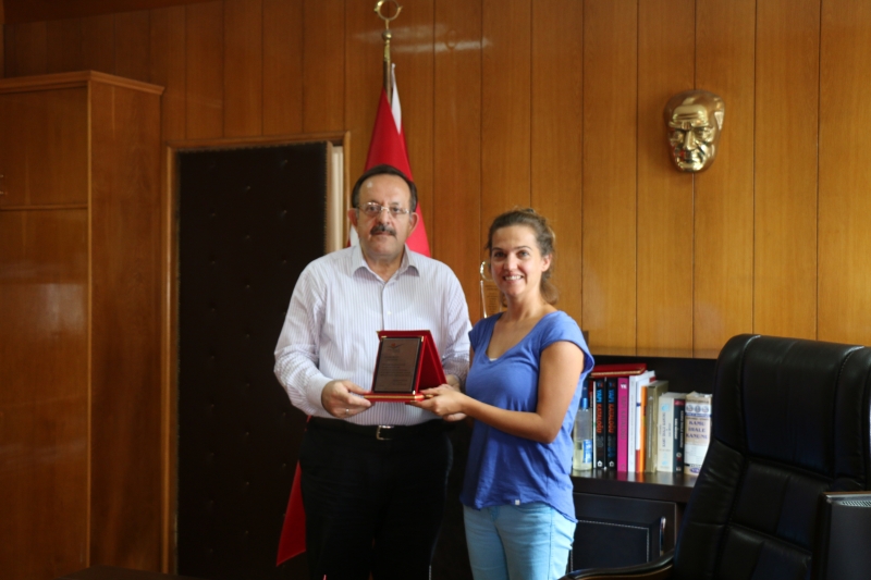 Tayini Çıkan Personelimiz Jeofizik Mühendisi Filiz ERGÜN' e İl Müdürümüz Seyitahmet SANCAK Tarafından Plaket Verildi. 