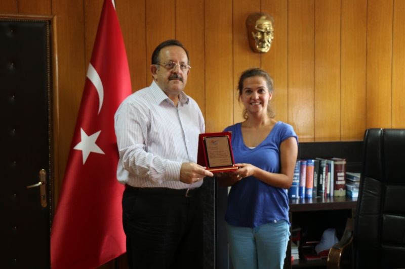 Tayini Çıkan Personelimiz Jeofizik Mühendisi Filiz ERGÜN' e İl Müdürümüz Seyitahmet SANCAK Tarafından Plaket Verildi. 