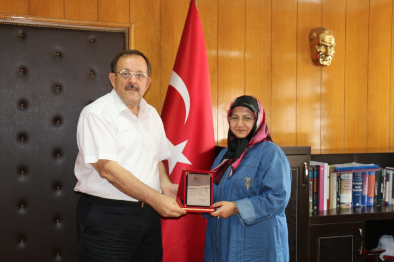 Emekliye Ayrılan Personelimiz Bilgisayar İşletmeni Hatice BOSTANCI' ya İl Müdürümüz Seyitahmet SANCAK Tarafından Plaket Verildi.