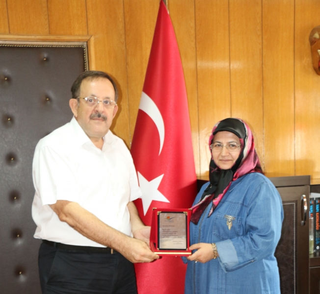 Emekliye Ayrılan Personelimiz Bilgisayar İşletmeni Hatice BOSTANCI' ya İl Müdürümüz Seyitahmet SANCAK Tarafından Plaket Verildi.