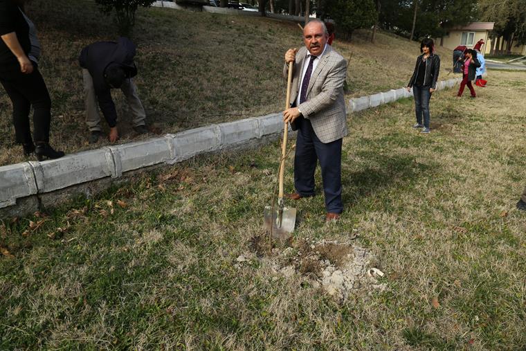 İL MÜDÜRLÜĞÜMÜZ BAHÇESİNE İDARİ PERSONEL TARAFINDAN FİDAN DİKİMİ