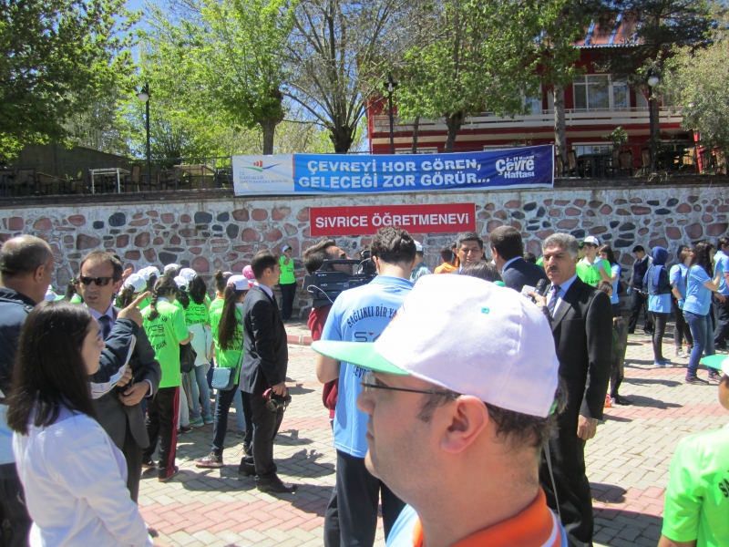  Öğrenciler Çevre Temizliği Etkinliği Kapsamında Sivrice Hazar Gölü Çevresinde Çöp Topladı.