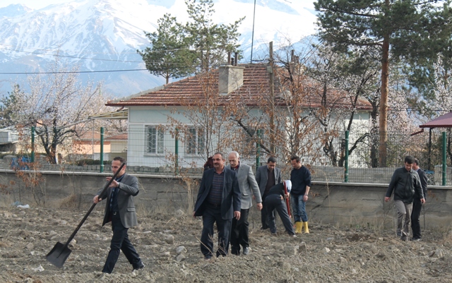 MÜDÜRLÜĞÜMÜZ BAHÇESİNE AĞAÇ DİKİMİ YAPILDI