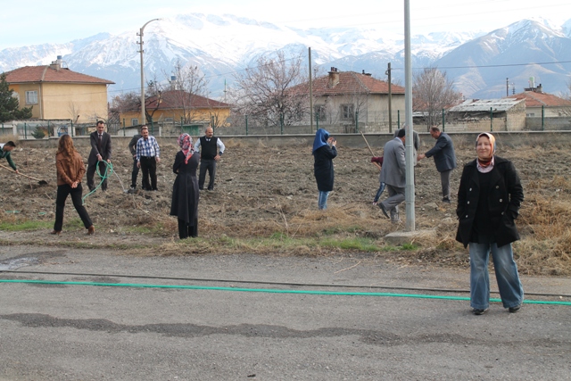 MÜDÜRLÜĞÜMÜZ BAHÇESİNE AĞAÇ DİKİMİ YAPILDI