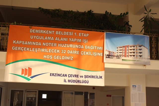 ERZİNCAN DEMİRKENT BELDESİ 1. ETAP RİSKLİ ALAN UYGULAMASI YAPIM İŞİ KAPSAMINDA 32 ADET DAİRENİN NOTER HUZURUNDA KURA ÇEKİMİ YAPILARAK DAİRELER HAK SAHİPLERİNE DAĞITILDI.