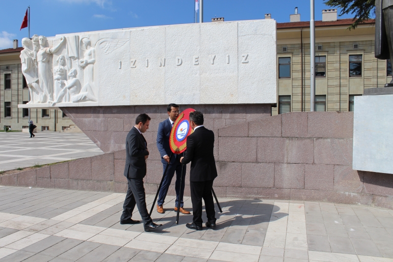 ÇEVRE GÜNÜ SEBEBİYLE ATATÜRK ANITINA ÇELENK KONULDU