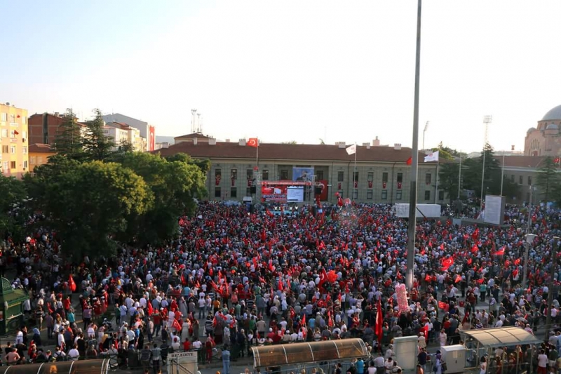 DEMOKRASİ VE ŞEHİTLER MİTİNGİ