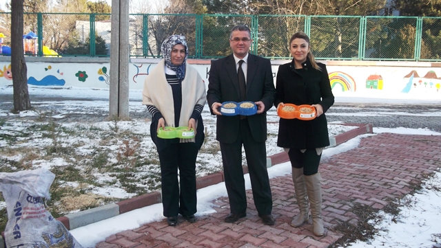 Aç Kalma Riskiyle Karşı Karşıya Olan Kuşlar İçin İl Müdürlüğümüz Bahçesine Besi Yemi Bırakıldı.