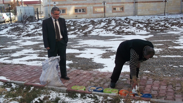 Aç Kalma Riskiyle Karşı Karşıya Olan Kuşlar İçin İl Müdürlüğümüz Bahçesine Besi Yemi Bırakıldı.