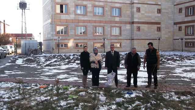 Aç Kalma Riskiyle Karşı Karşıya Olan Kuşlar İçin İl Müdürlüğümüz Bahçesine Besi Yemi Bırakıldı.