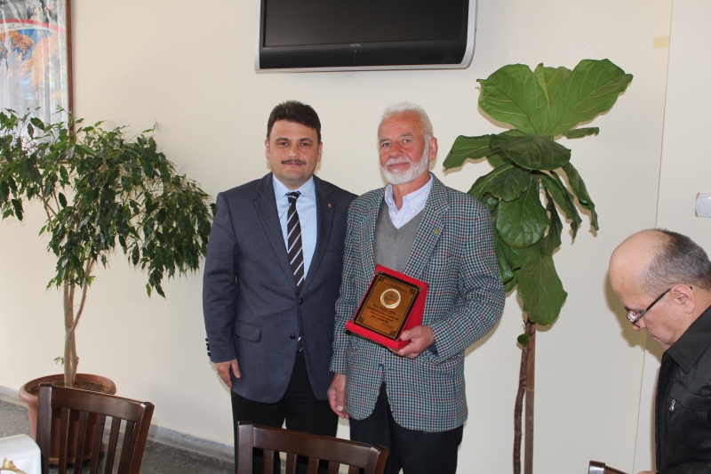 EMEKLİ OLAN PERSONELLERİMİZE PLAKET VERİLDİ