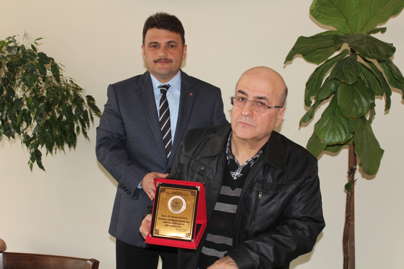 EMEKLİ OLAN PERSONELLERİMİZE PLAKET VERİLDİ