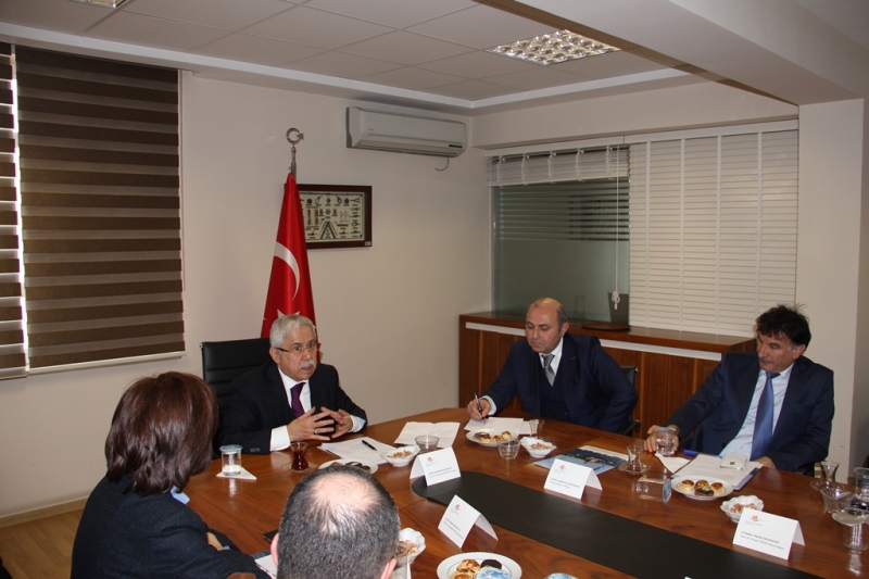 İstanbul'daki Çevre Mühendisliği bölümlerinin öğretim üyeleri ile çevre problemlerini ve çözüm yolları tüm yönleri ile Müsteşarımız ve İl Müdürümüzün katılımıyla İl Müdürlüğümüz koordinesinde değerlendirilmiştir.