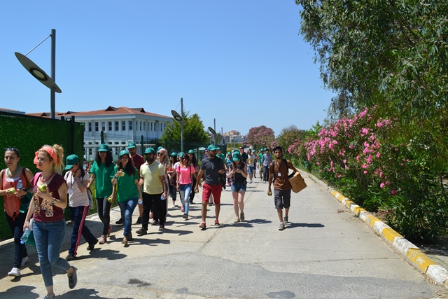 İzmir Çevre Ve Şehircilik İl Müdürlüğü Gençlik Ve Spor Bayramında Üniversiteli Gençlerle Birlikte Yeşilde Hayat Var Projesi Kapsamında Orman Oluşturdu.