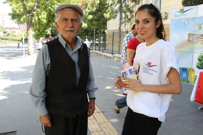 05 HAZİRAN ÇEVRE GÜNÜ MÜNASEBETİYLE TRABZON CADDESİNDE (VALİLİK ÖNÜ) ÇEVRE BİLGİLENDİRME STANDI AÇILDI.