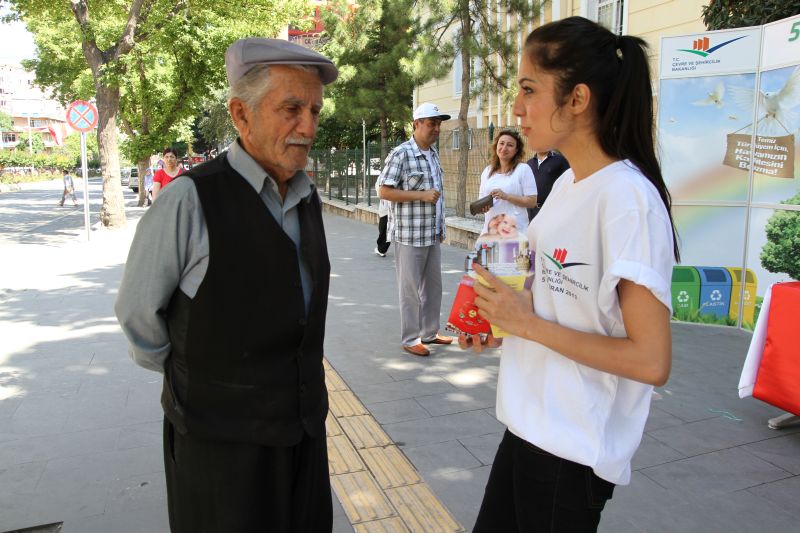 05 HAZİRAN ÇEVRE GÜNÜ MÜNASEBETİYLE TRABZON CADDESİNDE (VALİLİK ÖNÜ) ÇEVRE BİLGİLENDİRME STANDI AÇILDI.