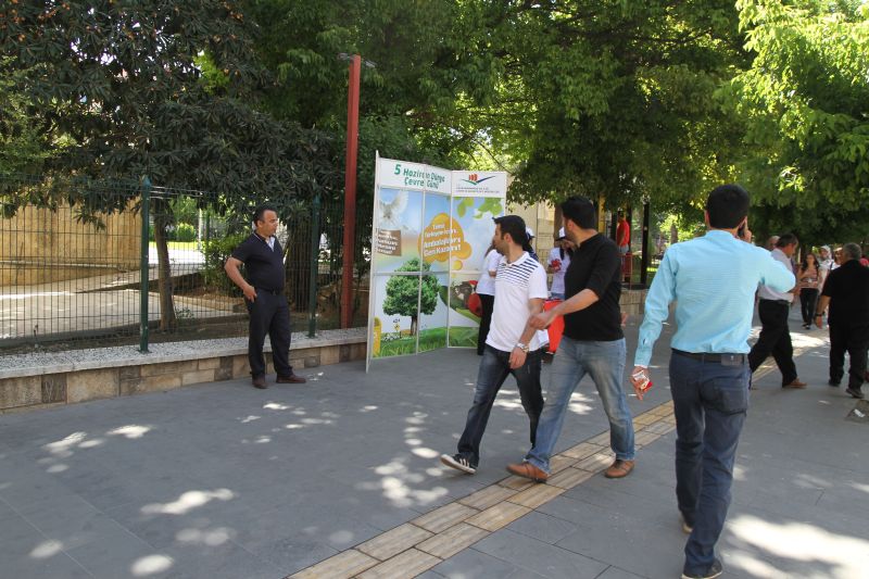 05 HAZİRAN ÇEVRE GÜNÜ MÜNASEBETİYLE TRABZON CADDESİNDE (VALİLİK ÖNÜ) ÇEVRE BİLGİLENDİRME STANDI AÇILDI.