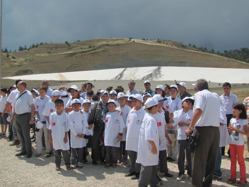 05 HAZİRAN DÜNYA ÇEVRE GÜNÜ VE ÇEVRE HAFTASI ETKİNLİKLERİ KAPSAMINDA İLKOKUL ÖĞRENCİLERİNE KATI ATIK DÜZENLİ DEPOLAMA SAHASI GEZDİRİLDİ.