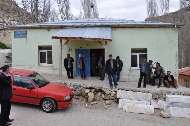 KARAMAN İLİ MERKEZ İLÇESİ GÜLDERE KÖYÜ İSKÃ‚N ÇALIŞMASI YENİ YERLEŞİM SAHASI KONUT TİPİ BİLGİLENDİRME TOPLANTISI YAPILDI.