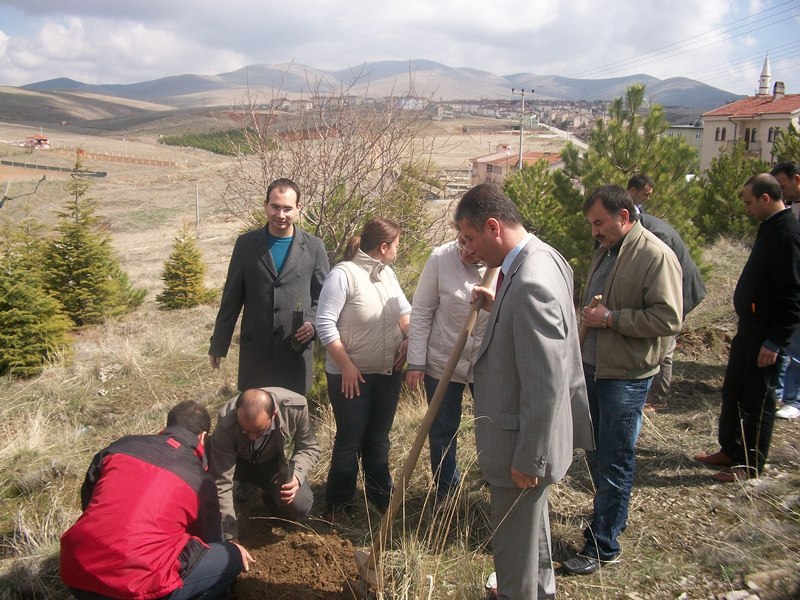 Çevre ve Şehircilik İl Müdürlüğü Hatıra Ormanımıza fidan dikimi yapıldı.