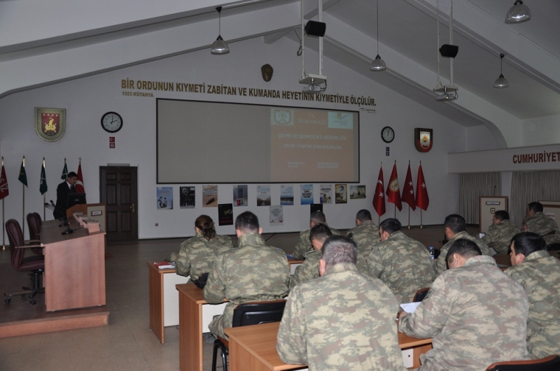 Sivas 5' inci Piyade Eğitim Tugay Komutanlığında görevli subay ve astsubay personellere Çevre Korunması ve Atık Yönetimi konusunda konferans düzenlenmiştir. 