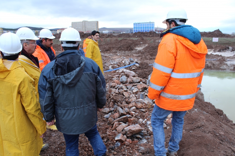 YAPI İŞLERİ GENEL MÜDÜRÜ VE YAPIM DAİRE BAŞKANI, 2250 KİŞİLİK ÖĞRENCİ YURDU İNŞAAT ÇALIŞMALARINI YERİNDE İNCELEDİ.