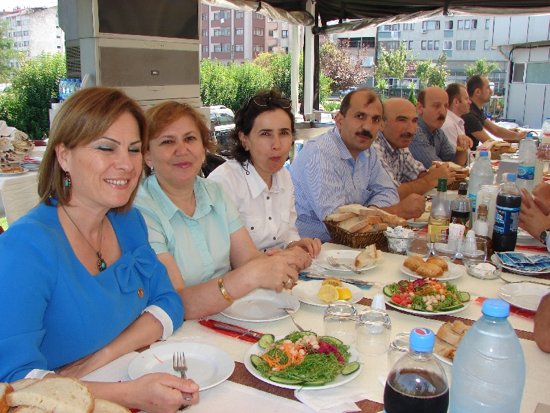 TRABZON ÇEVRE VE ŞEHİRCİLİK MÜDÜRLÜĞÜ'DEN DİĞER İLLERE ATAMASI YAPILAN ARKADAŞLARIMIZA VEDA YEMEĞİ YAPILDI