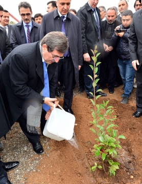  Bakan Güllüce Ceylanpınar'daki Çadırkenti Ziyaret Etti