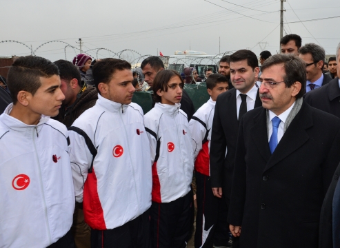  Bakan Güllüce Ceylanpınar'daki Çadırkenti Ziyaret Etti