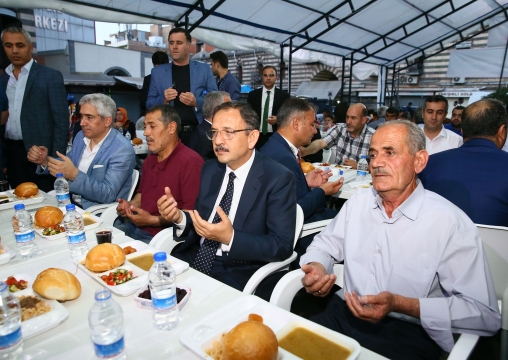  BAKAN ÖZHASEKİ DİYARBAKIR'DA İFTAR AÇTI