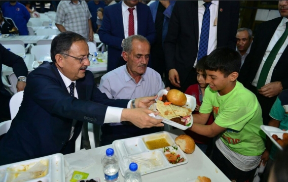  BAKAN ÖZHASEKİ DİYARBAKIR'DA İFTAR AÇTI