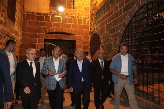 Başbakan Yıldırım ve Bakan Özhaseki Tarihi Diyarbakır Evi'ne İlk Harcı Koydu