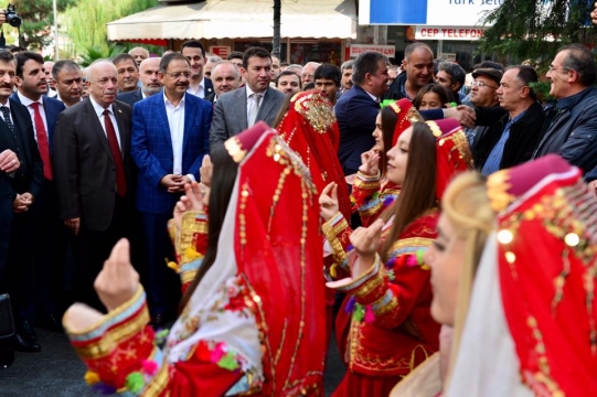 Bakan ÖZHASEKİ: "Coğrafyanın hem üzerinde hem de altında bir takım oynamalar var"