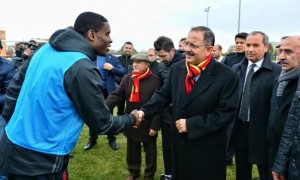Bakan Özhaseki'den futbolculara moral ziyareti