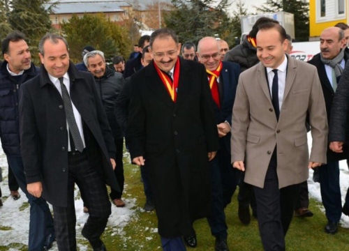 Bakan Özhaseki'den futbolculara moral ziyareti