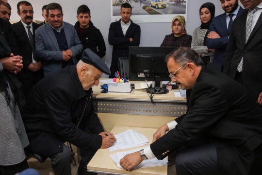 Bakan Özhaseki Cizre Kentsel Dönüşüm İrtibat Bürosu'nu Ziyaret Etti