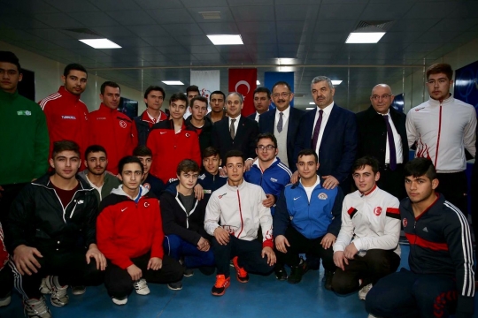 Bakan Özhaseki ve Bakan Kılıç Kayseri'deki Spor Merkezlerini İnceledi