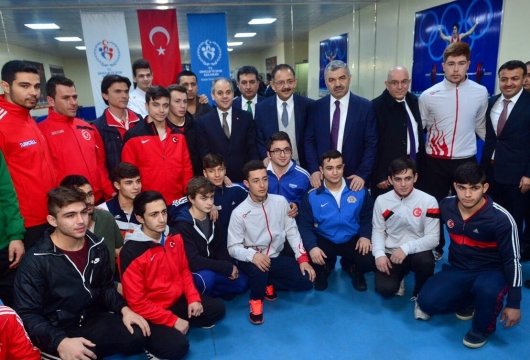 Bakan Özhaseki ve Bakan Kılıç Kayseri'deki Spor Merkezlerini İnceledi